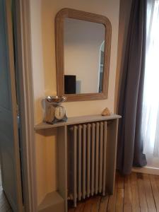 espejo y radiador en una habitación en Paris Esprit loft, lumineux en Aubervilliers