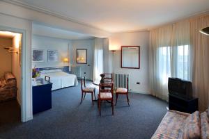 TV a/nebo společenská místnost v ubytování Hotel Rey Sancho Ramírez Somontano SL