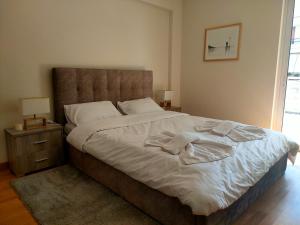 Ένα ή περισσότερα κρεβάτια σε δωμάτιο στο Alimos seaview apartment