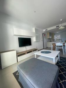 uma sala de estar com um sofá, uma mesa e uma cozinha em BArenales Sun Apart em Arenales del Sol