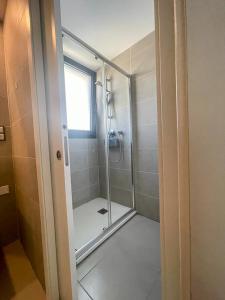 um chuveiro com uma porta de vidro na casa de banho em BArenales Sun Apart em Arenales del Sol
