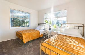 Posteľ alebo postele v izbe v ubytovaní THE ROGUE WAVE-Beach Access, Ocean Views, Private