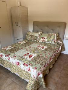 Una cama con edredón en un dormitorio en Palermo Soho Orei en Buenos Aires