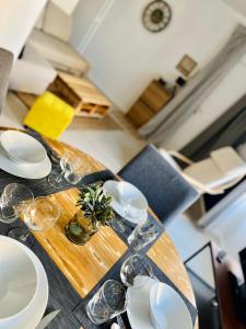 - une table avec des assiettes et des verres à vin dans l'établissement Appartement - Centre ville historique - Avec vue, à Aurillac