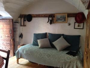 ein Schlafzimmer mit einem Bett und einem Laptop darauf in der Unterkunft Maison basse in Vars