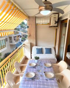 A seating area at Luminoso apartamento en SALOU con TERRAZA y PARQUE INFANTIL IDEAL FAMILIAS