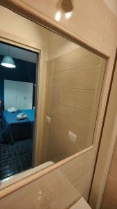 espejo en una habitación con cama de fondo en Etnea Glamour House, en Catania