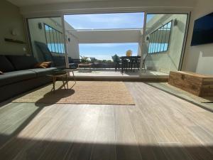 een woonkamer met een bank en een tafel bij Superbe T2 44m2 - Grande terrasse Vue mer panoramique exceptionnelle Piscine - Parking in Bandol
