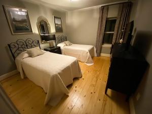 een slaapkamer met 2 bedden en een spiegel bij Pointe View Lodge 