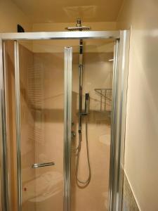 um chuveiro com uma porta de vidro na casa de banho em Locanda La Lucciola em Portovenere
