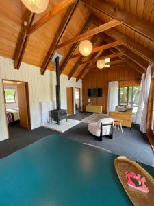 sala de estar amplia con chimenea y sofá en Ski Pad Methven, en Methven