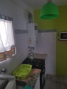 una pequeña cocina con verde y blanco en Departamento Centrico Mar del Plata, 2 ambientes en Mar del Plata