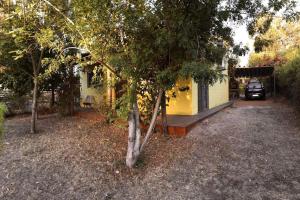 ein gelbes Haus mit einem davor geparkt in der Unterkunft Hermoso lugar de descanso en Santa Ana a una cuadra de la playa in Balneario Argentino