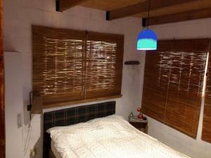 1 dormitorio con 1 cama y luz azul en Hermoso lugar de descanso en Santa Ana a una cuadra de la playa en Balneario Argentino