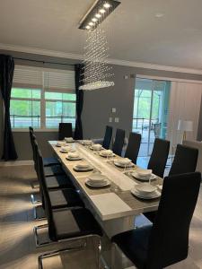 uma grande sala de conferências com uma mesa longa e cadeiras em Luxury 9BR Villa @ Storey Lake Resort Near Disney em Kissimmee