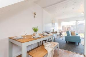 uma cozinha e sala de jantar com mesa e cadeiras em Whetstone House em Ketteringham