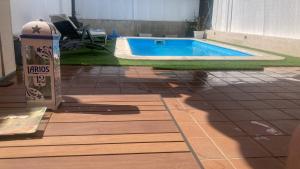a swimming pool in a yard with at Chalet con piscina in Simancas
