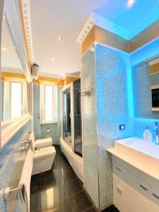 ein Badezimmer mit einer Badewanne, einem Waschbecken und einer Badewanne in der Unterkunft Pisa Happy House in Pisa