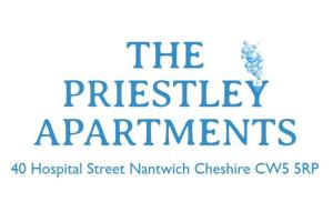 ナントウィッチにあるPriestley Apartments Apt 1の青色のロゴを付けた先頭文字を読む印