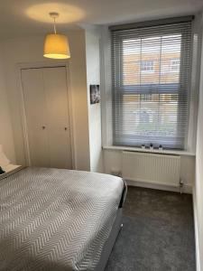 Ένα ή περισσότερα κρεβάτια σε δωμάτιο στο Priestley Apartments Apt 1