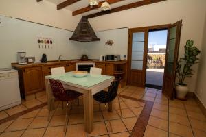 プラヤ・ブランカにあるVilla Piedraのキッチン(テーブル、椅子付)