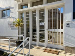 una entrada a un edificio con una puerta de cristal en Estação do Parque, en Santa Maria da Feira