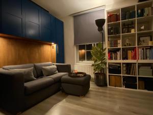 a living room with a couch and a book shelf at Centrally Located London Apartment in London