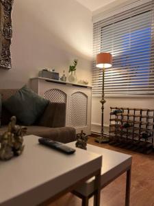 sala de estar con sofá y mesa en Greenwich Luxury View Apartment en Londres