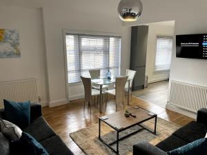 uma sala de estar com uma mesa e uma sala de jantar em Priestley Apartments Ap 2 em Nantwich