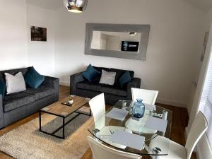 南特威奇的住宿－Priestley Apartments Ap 2，客厅配有玻璃桌和沙发