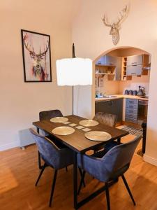 y cocina con mesa de comedor y sillas. en Cosy Central Modern Apartment, en Nantwich