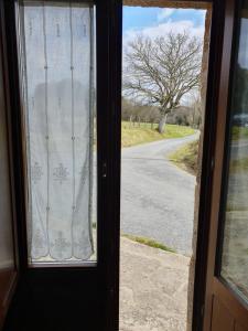 una puerta con una ventana con vistas a una carretera en La Pallota de San Cristobal, en Palas de Rei 