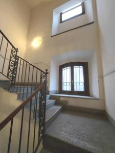 - un escalier dans un bâtiment avec une fenêtre dans l'établissement Corso Genova - Milano Navigli, à Milan
