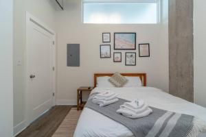 Un ou plusieurs lits dans un hébergement de l'établissement Spacious 2BR Vacation Rental with City View, Optional Parking and Gym Near McCormick Place & Downtown Chicago Attractions