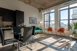 een keuken en een woonkamer met een tafel en stoelen bij McCormick Place with city view 2br/2ba - optional Parking & Gym in Chicago