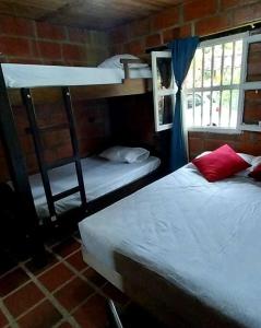 um quarto com 2 beliches num quarto em Acogedora casa de campo en el oriente de Antioquia em El Retiro