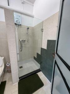 y baño con ducha y puerta de cristal. en Aprima Hotel, en Kalutara