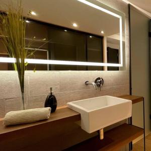 a bathroom with a white sink and a mirror at Apartamento deluxe en Pocitos_Life Veintiseis Apartments in Montevideo