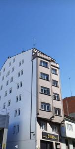 un edificio alto con un cartel en el costado en Seijo, en Vilalba