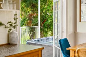 uma cozinha com uma porta de vidro deslizante para um pátio em Koala Shores Holiday Park em Lemon Tree Passage