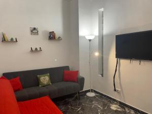 un soggiorno con divano e TV a schermo piatto di INANNA HOME a Bari