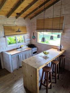 una cocina con una gran isla de madera en una habitación en Hermosa cabaña en la naturaleza. Chacra La Fiaca, en Colonia del Sacramento