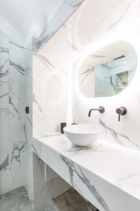 ナポリにあるHouse Tribunaliの白いバスルーム(シンク、鏡付)