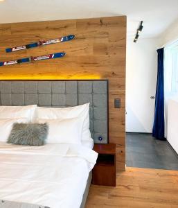 um quarto com uma cama grande e uma cabeceira em madeira em Wunderstay Alpine 401 Chic Studio with Mountain view em Engelberg