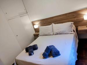 1 dormitorio con 1 cama con 2 toallas azules en Bombal Sur en Godoy Cruz