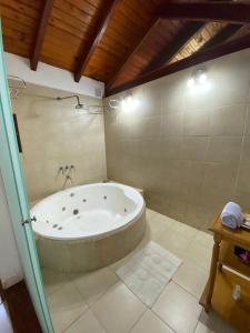 Habitación con baño con bañera. en La casa de los murales en Córdoba