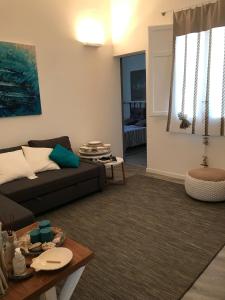 a living room with a couch and a table at Casa del Limone in Favignana
