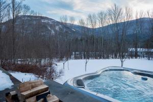 杭特的住宿－Secluded Chalet with Hot Tub, Mountain View’s，山地雪地中的按摩浴缸