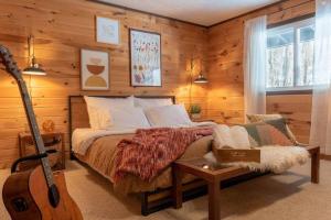 A seating area at Secluded Chalet with Hot Tub, Mountain View’s