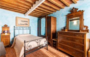 sypialnia z łóżkiem, komodą i telewizorem w obiekcie 3 Bedroom Cozy Home In Sorana w mieście Aramo